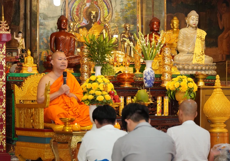 Đại đức Châu Hoài Thái có thời pháp thoại đến Phật tử trước khóa lễ dâng y tắm mưa và dâng đèn hạ 