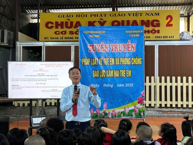 Ông Nguyễn Văn Tín tuyên truyền kiến thức pháp luật về trẻ em