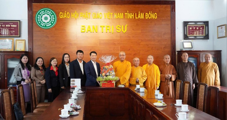 Ông Bùi Huy Thành trao quà chúc mừng Ban Trị sự GHPGVN tỉnh Lâm Đồng