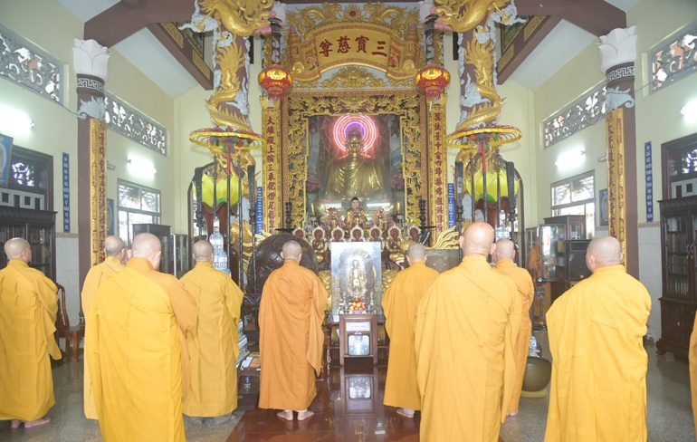 Trang nghiêm khóa lễ Bố-tát tại chánh điện chùa Pháp Thành