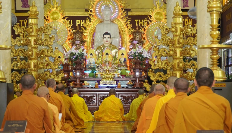 Chư hành giả trường hạ chùa Quảng Đức (P.Trung Mỹ Tây, TP.HCM) trong thời tụng kinh Pháp hoa