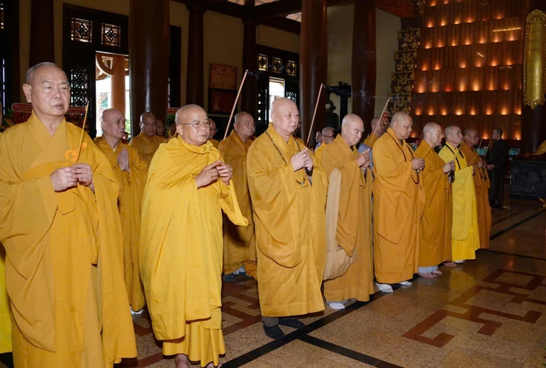 Chư tôn đức Ban Thường trực Ban Trị sự GHPGVN TP.HCM dâng hương tưởng niệm tại Đền Bến Dược nhân kỷ niệm 78 năm Ngày Thương binh - Liệt sĩ 27-7