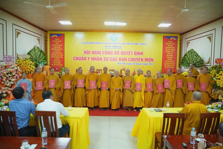 Hòa thượng Thích Bảo Nghiêm trao quyết định chuẩn y thành phần nhân sự Ban Trị sự GHPGVN tỉnh Phú Thọ 