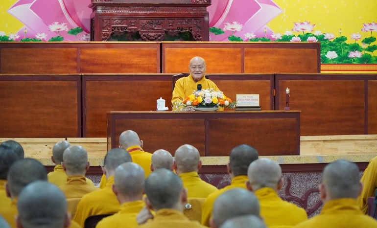 Trưởng lão Hòa thượng Thích Nhật Quang thuyết giảng đến hành giả an cư tại trường hạ thiền viện Quảng Đức 