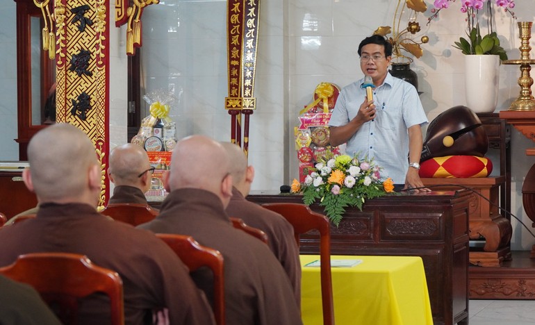 Ông Thạch Nghi Xuân, Trưởng ban Dân tộc - Tôn giáo Ủy ban MTTQVN TP.HCM báo cáo viên hội nghị