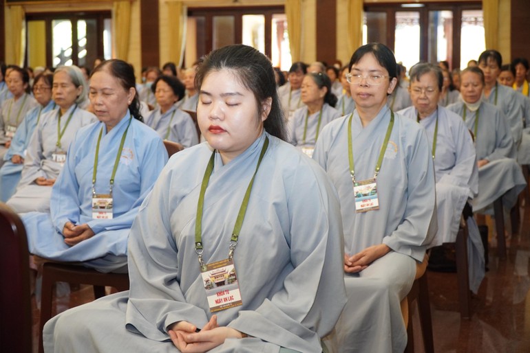 Phật tử thực tập thiền trong khóa tu Ngày an lạc tại Việt Nam Quốc Tự - Ảnh: Như Danh/BGN