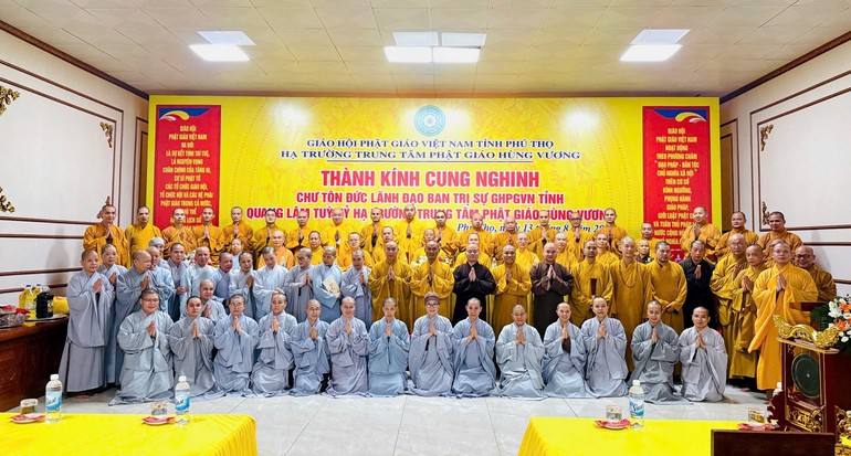 Ban Trị sự GHPGVN tỉnh Phú Thọ thăm trường hạ Trung tâm Phật giáo Hùng Vương 