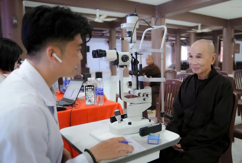 Tu viện Khánh An đồng hành cùng Bệnh viện Mắt Việt khám mắt miễn phí