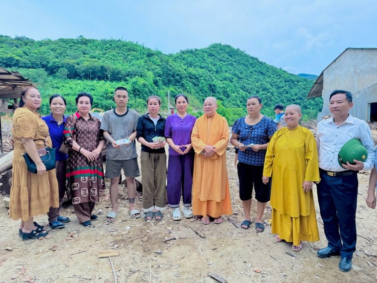 Chư Ni các tịnh xá hệ phái Khất sĩ tặng quà đến bà con tại tỉnh Nghệ An bị ảnh hưởng bão lũ