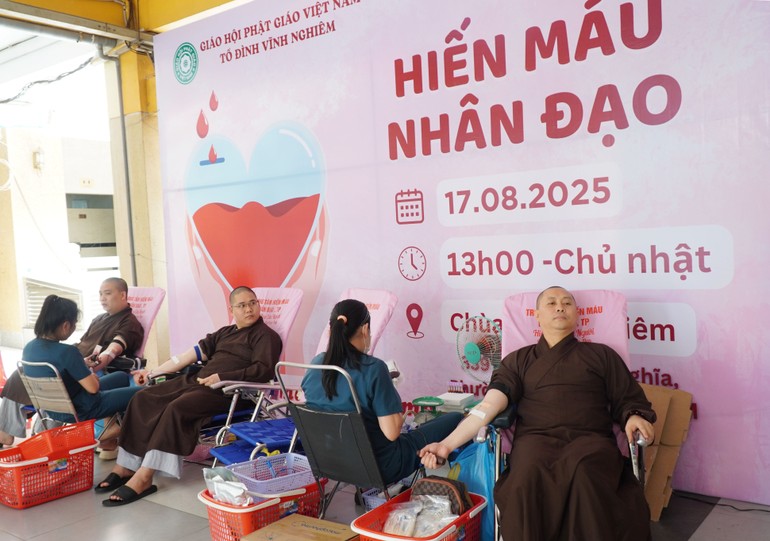 Chư Tăng chùa Vĩnh Nghiêm hiến máu nhân đạo