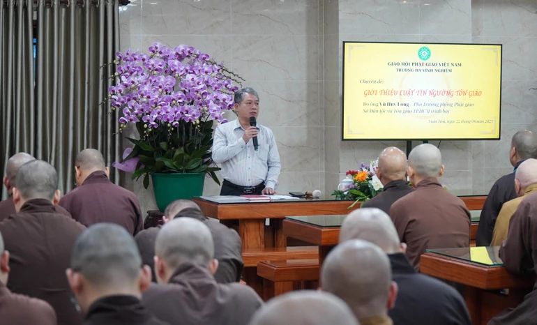 Ông Vũ Huy Long chia sẻ đến chư Tăng an cư tại chùa Vĩnh Nghiêm về Luật Tín ngưỡng, tôn giáo