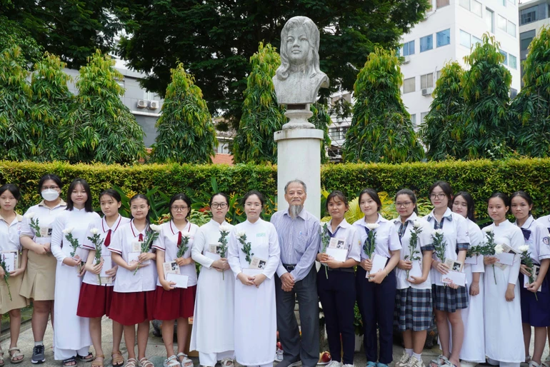 PGS.TS Nguyễn Thiện Tống trao học bổng Quách Thị Trang đến các nữ sinh tại TP.HCM