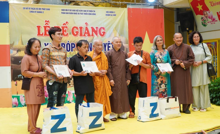 Chư tôn đức Cơ sở Từ thiện xã hội chùa Kỳ Quang II trao chứng chỉ, tặng quà đến các học viên khiếm thị