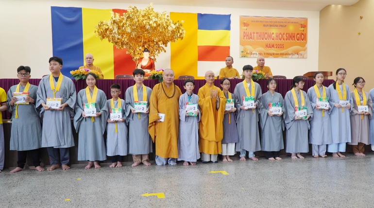 Chư tôn đức trao phần thưởng đến các em học sinh