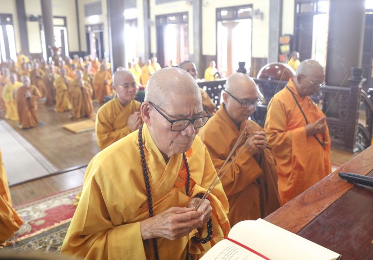 Chư tôn đức dâng hương, đảnh lễ Tam bảo 