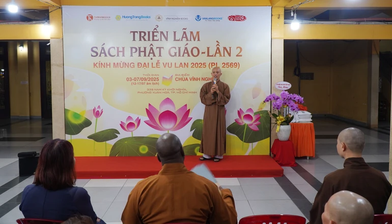 Đại đức Thích Vạn Lợi (Vĩnh Nghiêm Books) phát biểu tại Lễ khai mạc triển lãm sách