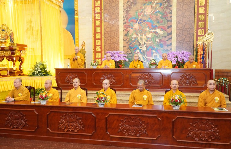 Chư tôn đức chứng minh Lễ cài hoa hồng Vu lan - Báo hiếu tại khóa tu Ngày an lạc