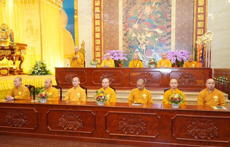 Chư tôn đức chứng minh Lễ cài hoa hồng Vu lan - Báo hiếu tại khóa tu Ngày an lạc