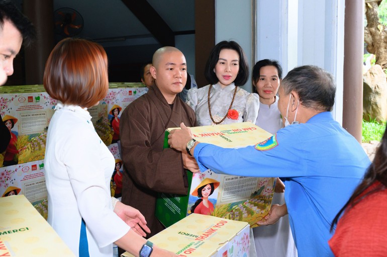 Tu viện Khánh An tặng quà đến người dân mùa Vu lan