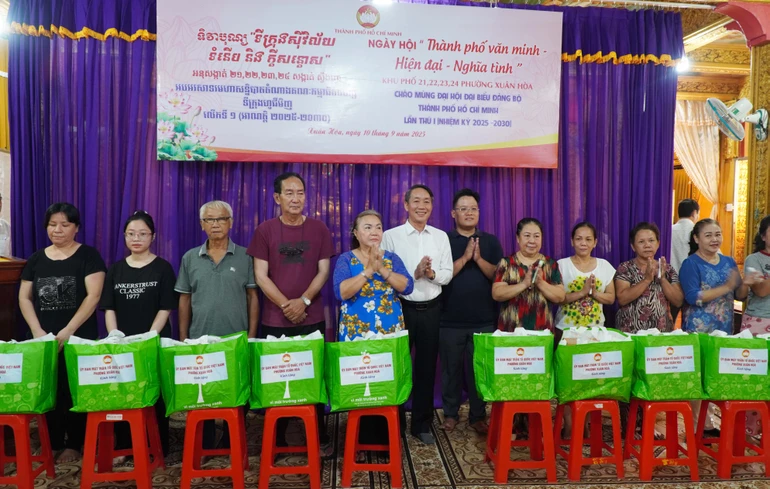 Ông Nguyễn Đình Phát, Phó Bí thư Thường trực Đảng ủy P.Xuân Hòa, cùng đơn vị tài trợ trao tặng quà đến người dân tại chùa Candaransi