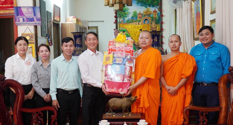 Lãnh đạo P.Xuân Hòa thăm, chúc mừng Lễ Sene Đôn-ta đến chư Tăng chùa Candaransi