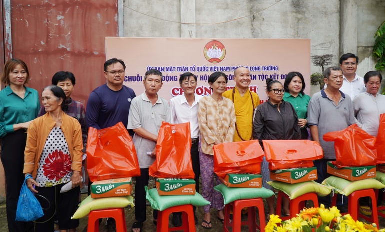Chùa Thiền Giác và Ủy ban MTTQVN P.Long Trường trao tặng quà đến người dân khó khăn trên địa bàn