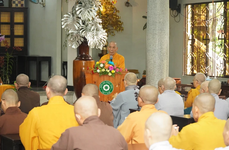 Thượng tọa Thích Giác Trí phát biểu tại buổi họp đầu tiên của chư Tăng Ni tại 6 phường thuộc Q.Gò Vấp (cũ)