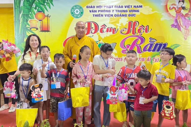 Ban Tổ chức tặng quà cho các em thiếu nhi 