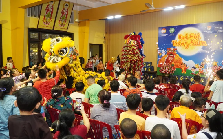 250 em thiếu nhi phường Xuân Hòa (TP.HCM) vui Trung thu tại chùa Vĩnh Nghiêm