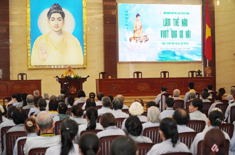 Khóa tu Ngày an lạc tại Việt Nam Quốc Tự