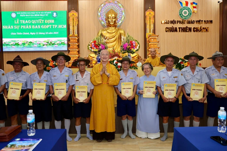 Hòa thượng Thích Chơn Không trao quyết định đến các thành viên Phân ban Gia đình Phật tử TP.HCM - Ảnh: Bá Nam