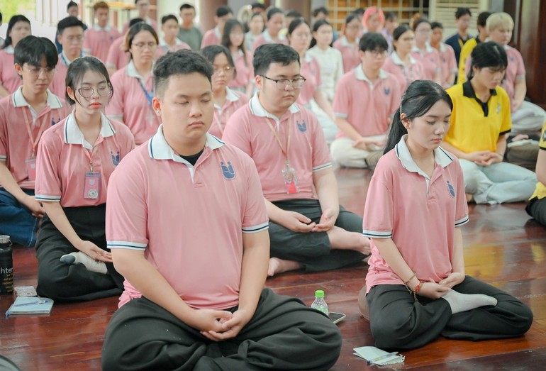 Các bạn sinh viên thực tập tĩnh tọa