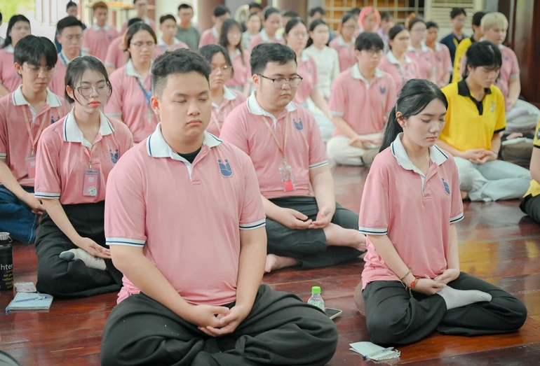 Các bạn sinh viên thực tập tĩnh tọa