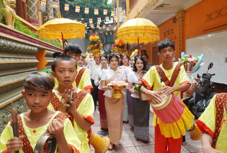 Nghi thức nhiễu y ba vòng quanh chánh điện chùa Candaransi