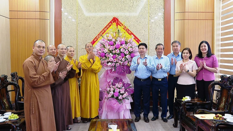 Ban Trị sự GHPGVN tỉnh Phú Thọ tặng hoa chúc mừng Đại hội Đảng bộ tỉnh lần thứ I