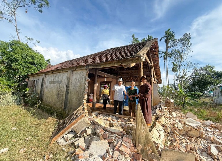 Thượng tọa Thích Thiện Từ và Phật tử trao hỗ trợ đến người dân bị ảnh hưởng bão số 10 vừa qua