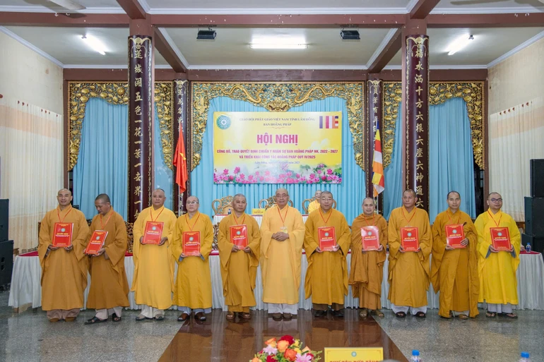 Trao quyết định chuẩn y nhân sự đến chư tôn đức Ban Hoằng pháp GHPGVN tỉnh Lâm Đồng