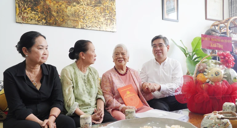 Ông Nguyễn Phước Lộc, cùng thành viên đoàn thăm, tri ân đến đạo diễn, nhà văn Xuân Phượng