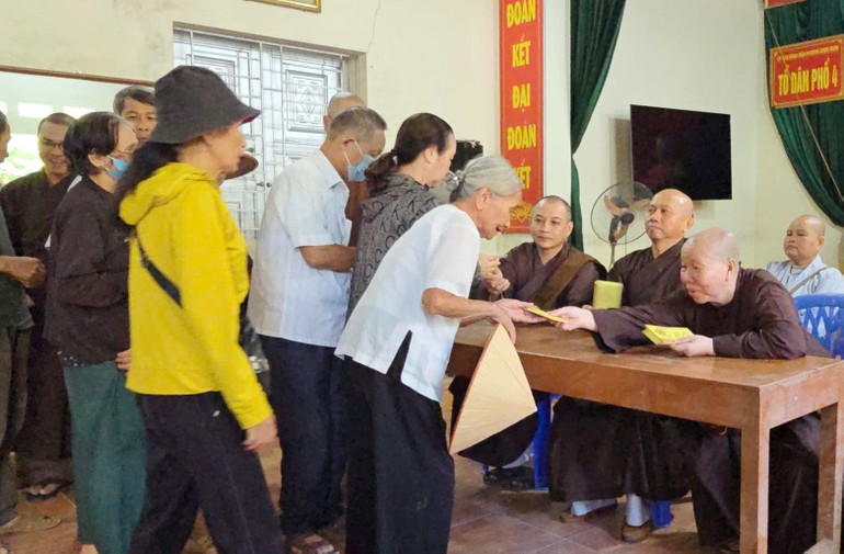 Tăng Ni, Phật tử các chùa thuộc 6 phường: Hạnh Thông, Gò Vấp, Thông Tây Hội, An Hội Tây, An Hội Đông, An Nhơn (TP.HCM) tặng quà hỗ trợ đến bà con tại Thái Nguyên