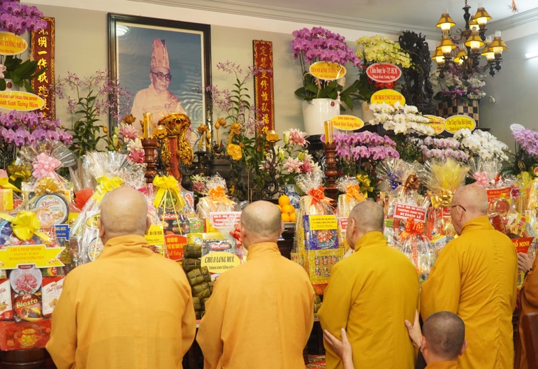 Giác linh đài Trưởng lão Hòa thượng Thích Định Quang, Thành viên Hội đồng Chứng minh được tôn trí tại chùa Huỳnh Kim (TP.HCM)