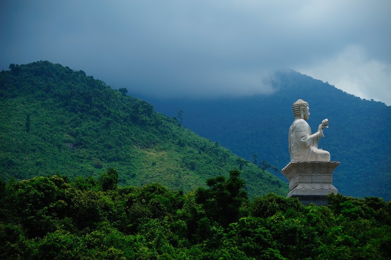 "Trí tuệ được giới hạnh (đạo đức) làm cho thanh tịnh. Giới hạnh được trí tuệ làm cho thanh tịnh. Ở đâu có giới, ở đó có trí tuệ; ở đâu có trí tuệ ở đó có giới. Người có giới hạnh nhất định có trí tuệ, người có trí tuệ nhất định có giới hạnh”