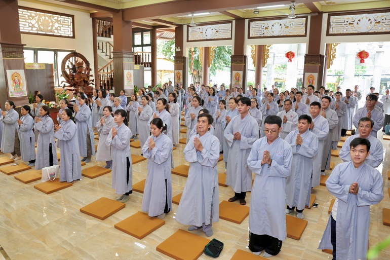 Huynh trưởng Phân ban Gia đình Phật tử TP.HCM tu Bát quan trai tại chùa Thiên Chánh