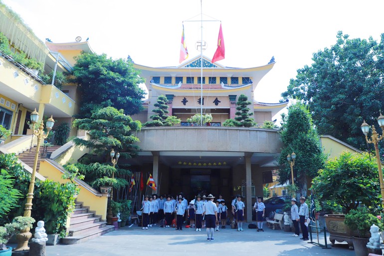 Được khởi công xây dựng năm 1956, chùa Phật Học Xá Lợi có kiến trúc theo lối mới "trên bái đường, dưới giảng đường”