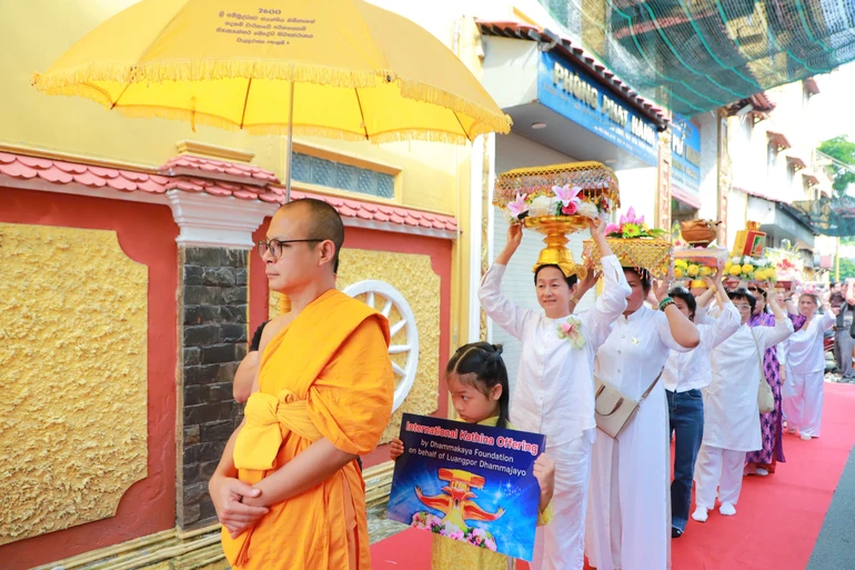 Nhiễu Phật ba vòng quanh chánh điện chùa Phổ Minh trong Lễ dâng y Kathina