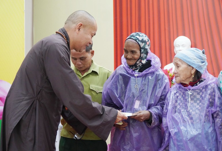 Đoàn GHPGVN trao 600 phần quà đến bà con tại tỉnh Quảng Ngãi