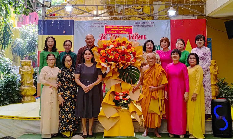 Tặng hoa chúc mừng ngày Nhà giáo VN 20-11 - Ảnh: QH