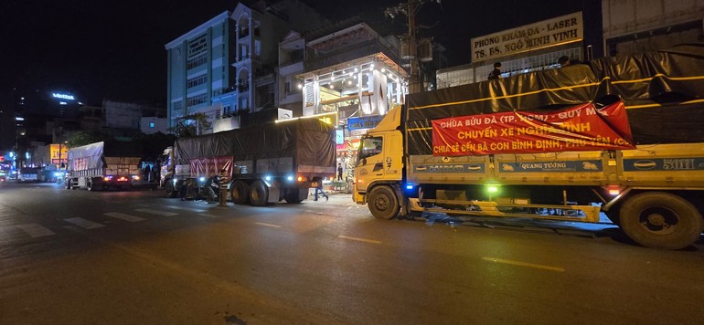 Chuyến xe nghĩa tình xuất phát từ chùa Bửu Đà đến bà con vũng lũ lụt - Ảnh: CBĐ 