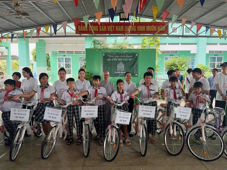 Tu viện Như Giác tặng quà đến các em học sinh tại TP.Cần Thơ