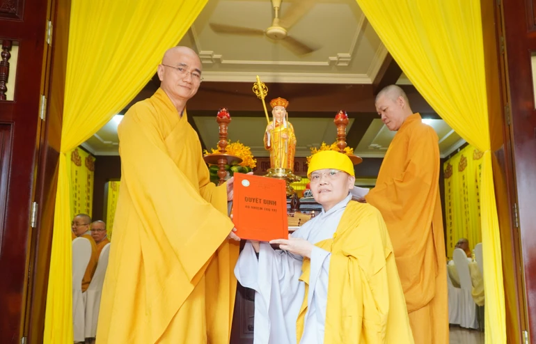 Thượng tọa Thích Thiện Quý, Phó Trưởng ban kiêm Chánh Thư ký Ban Trị sự GHPGVN TP.HCM trao quyết định bổ nhiệm trụ trì chùa Linh Chưởng đến Ni sư Thích nữ Như Phước
