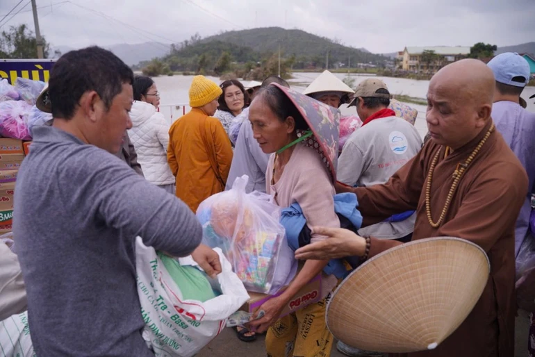 Ban Từ thiện xã hội GHPGVN TP.Cần Thơ tặng quà đến bà con bị thiệt hại do mưa lũ tại tỉnh Phú Yên (cũ)